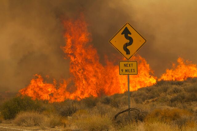 Cierran autopista en California a causa de incendio