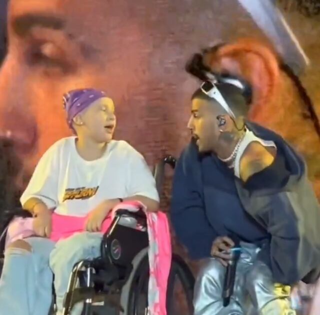 VIDEO: Rauw Alejandro realiza emotivo gesto con una fanática durante su concierto en España
