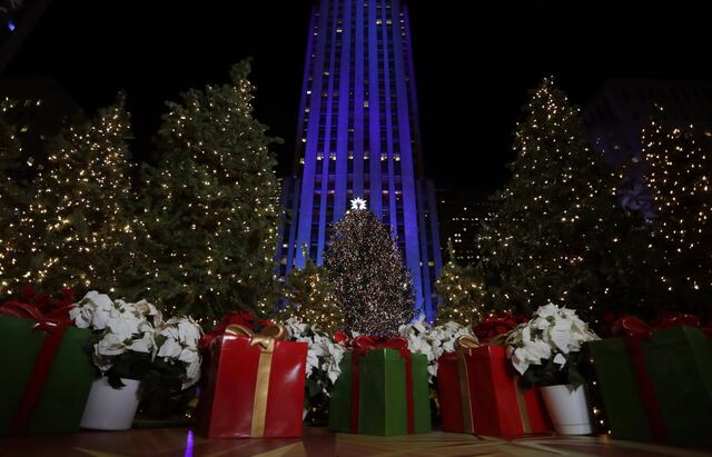 Iluminan tradicional árbol de Navidad en Rockefeller