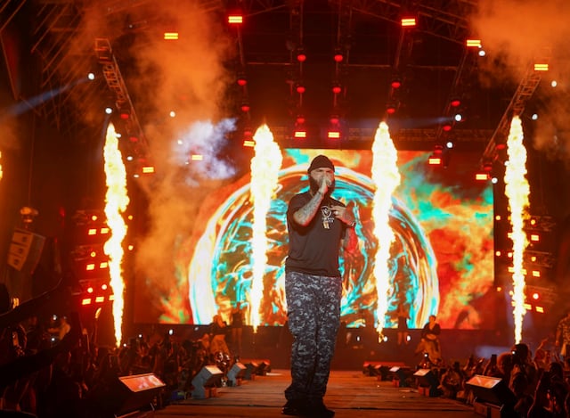Farruko pone a bailar a miles en festival playero en Colombia