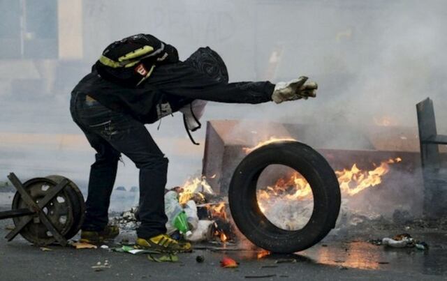 Manifestante venezolana conmueve a policías antidisturbios