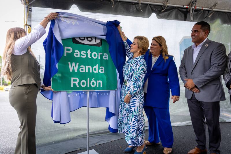 Gobernadora de P. R. designa carretera en Toa Alta en honor a la Pastora Wanda Rolón.