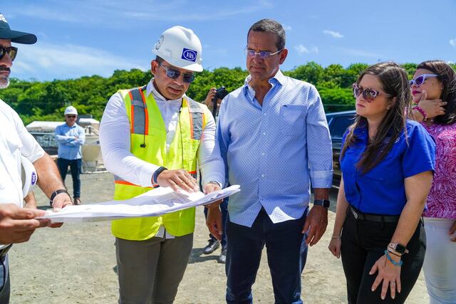 Inspeccionan construcción de nuevo terminal de lanchas en Ceiba