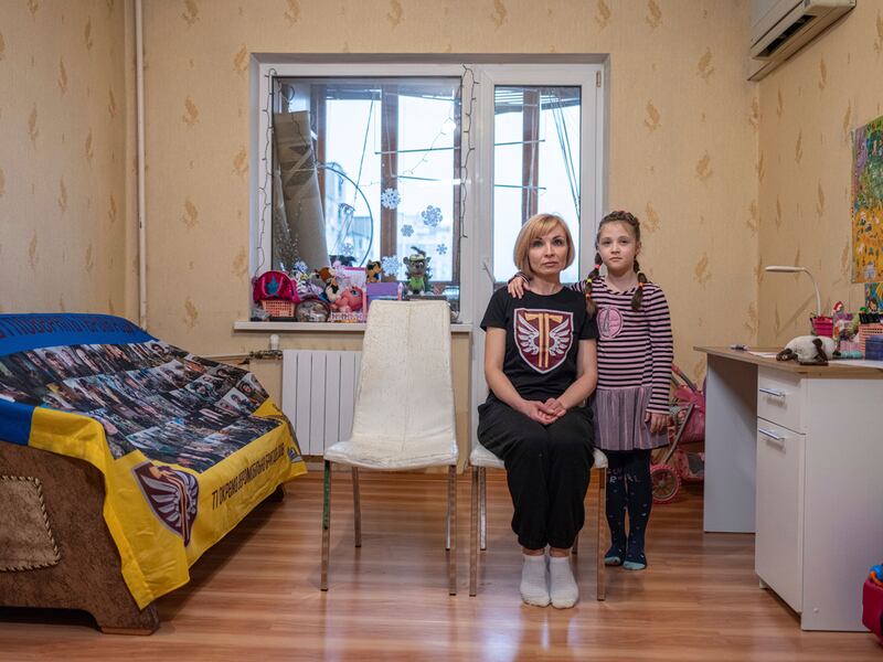Nina Tkachenko, de 47 años, y su hija Polina, de 7, esperando el regreso de su esposo Vasyl en su departamento en Kiev, Ucrania, el 15 de febrero de 2024. Vasyl Yurchuk, de 39 años, un comerciante de ventanas que se alistó como soldado, desapareció durante los combates en Donetsk, el 27 de enero de 2023.