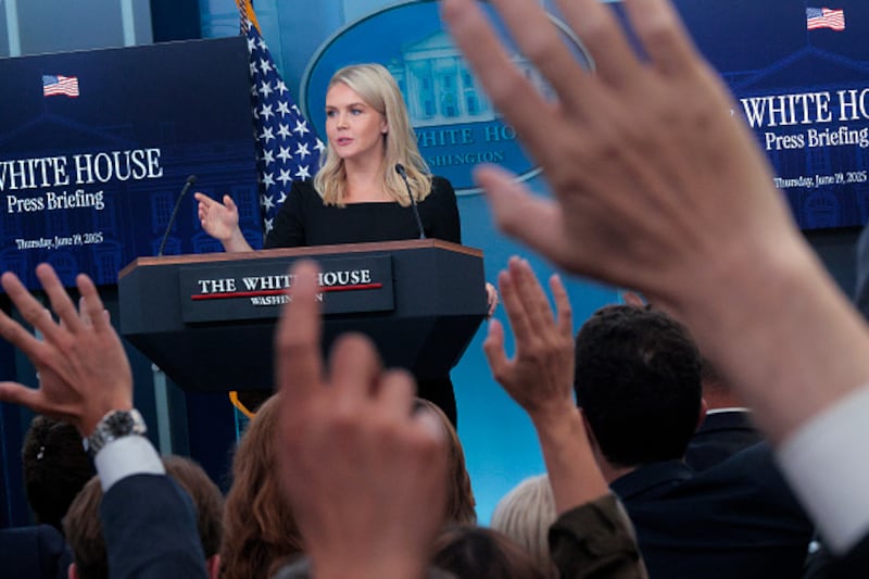La portavoz de la Casa Blanca, Karoline Leavitt, anunció que el presidente Donald Trump decidirá en dos semanas si Estados Unidos interviene directamente en el conflicto entre Israel e Irán.