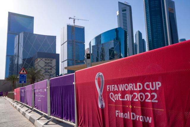 Qatar celebra el sorteo para el Mundial entre protestas