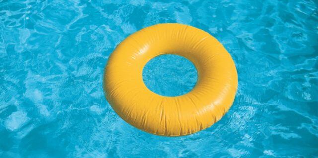 Hombre de 36 años muere electrocutado en piscina residencial