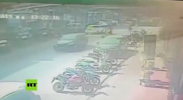 (Video) Una motociclista sale volando con su moto por una fuerte explosión