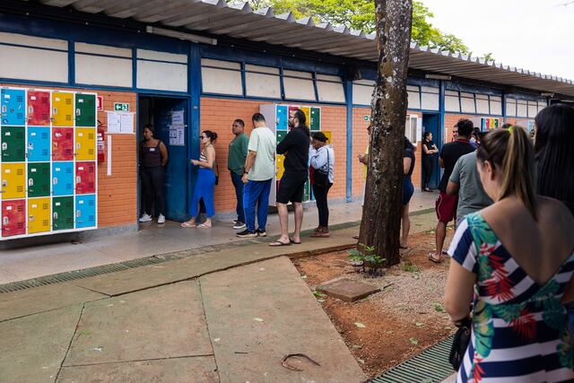 Cierran los colegios electorales en Brasil y empieza el recuento de votos