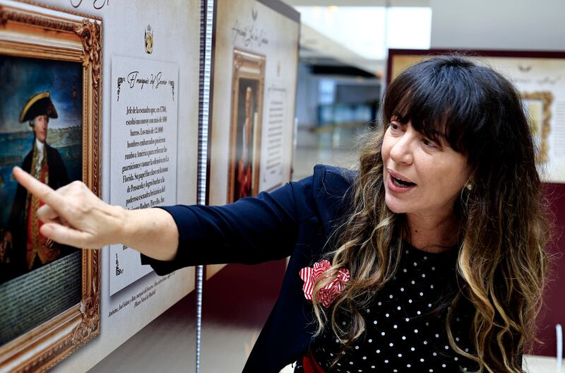 La presidenta y fundadora de The Legacy, Eva García, habla durante la inauguración de la colección numismática '250 Aniversario. España y la Independencia de los EE.UU.' este martes, en San Juan (Puerto Rico).
