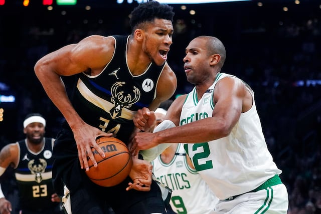 Holiday detiene a Smart y Bucks supera a Celtics