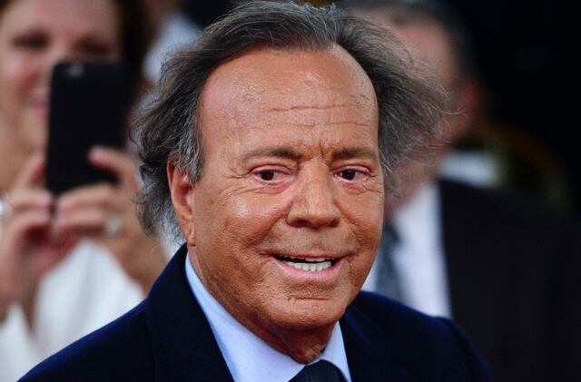 Demandan a Julio Iglesias