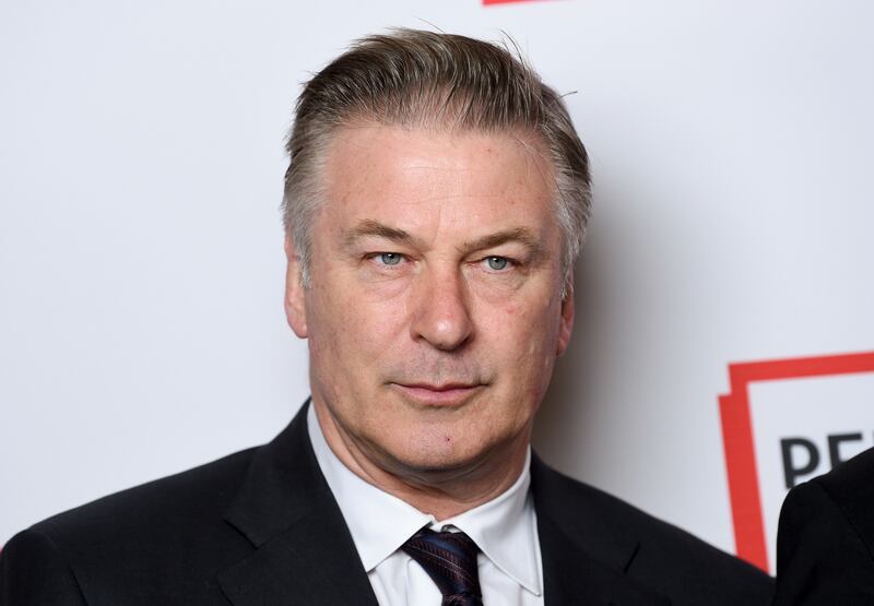 ARCHIVO - El actor Alec Baldwin asiste a la PEN America Literary Gala en Nueva York el 21 de mayo de 2019. Los abogados de la familia de la directora de cinematografía Halyna Hutchins, que murió baleada en el plató de la película