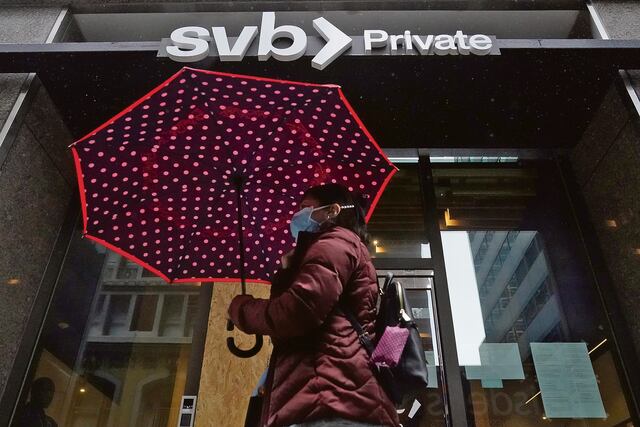 Pendientes a efecto de intervención de dos bancos en Estados Unidos