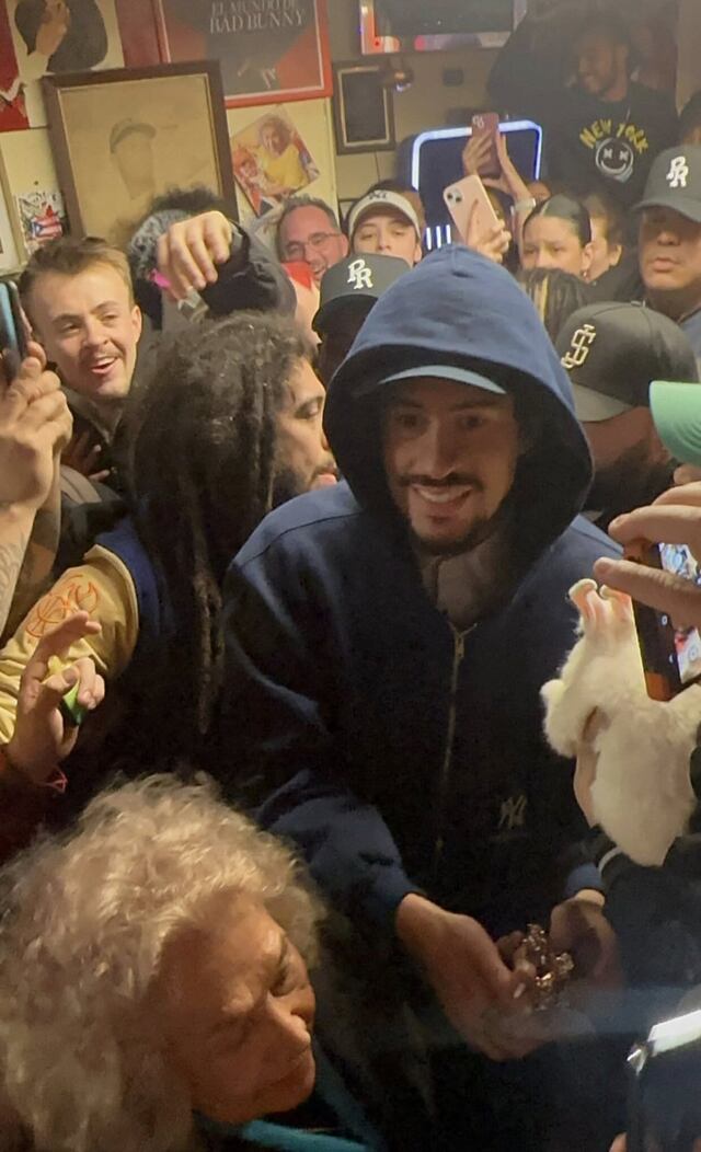 Bad Bunny sorprende con su visita en el bar Toñitas en Brooklyn