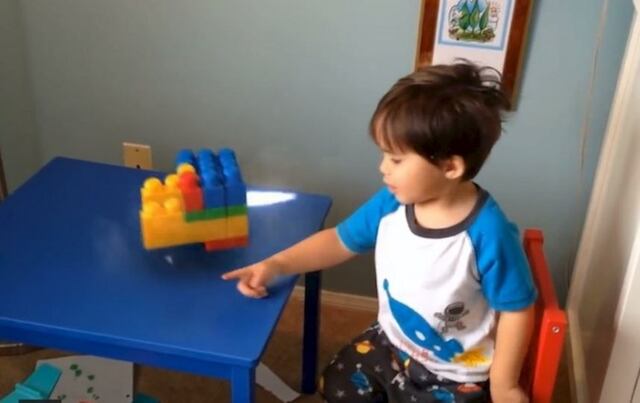 Padre cumple el sueño de su hijo, lo transforma en superhéroe