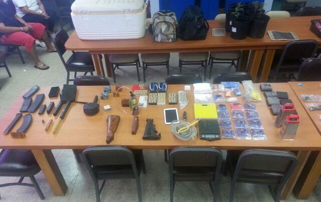Arrestan dos sujetos en allanamiento en Arroyo