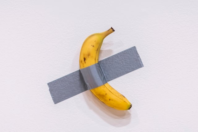 Empresario se come la banana por la que pagó 6.2 millones de dólares