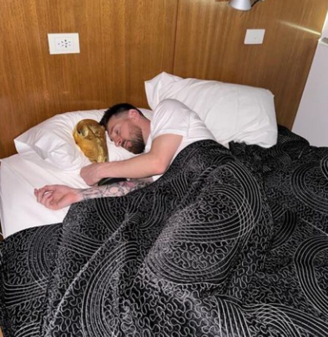 “¡Buen día!”: Messi amanece durmiendo con la Copa del Mundo