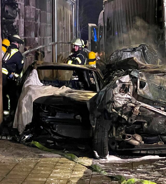 Hay 31 carros dañados: Camionero arrolla autos estacionados en Alemania