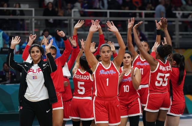 Victoria para equipo de baloncesto femenino