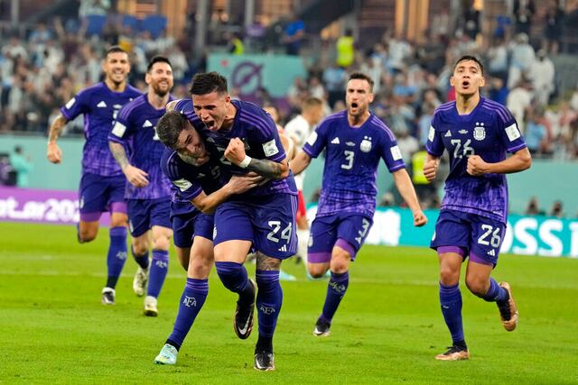 Messi y la sangre nueva de Argentina vencen a Polonia y pasan a octavos en Qatar