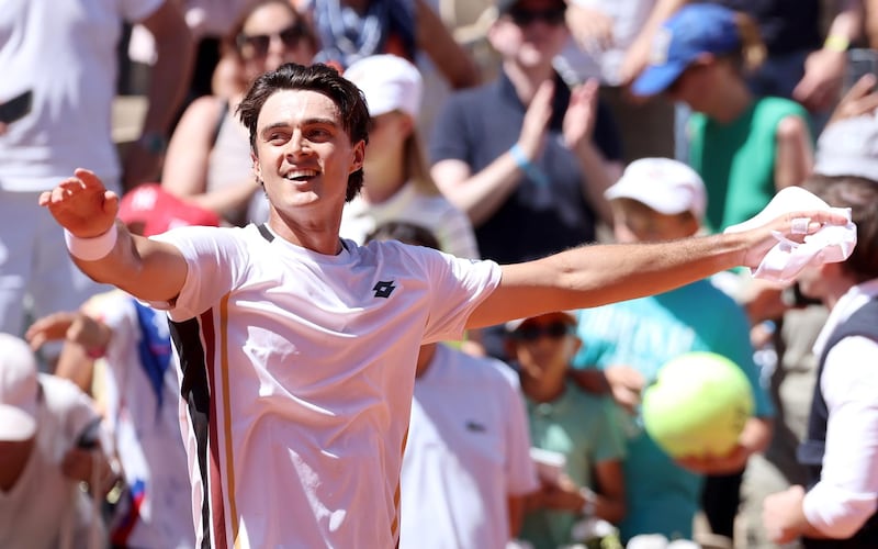El tenista australiano Adam Walton celebra su victoria en primera ronda de Roland Garros ante el ruso Daniil Medvedev, este martes. EFE/ CHRISTOPHE PETIT TESSON