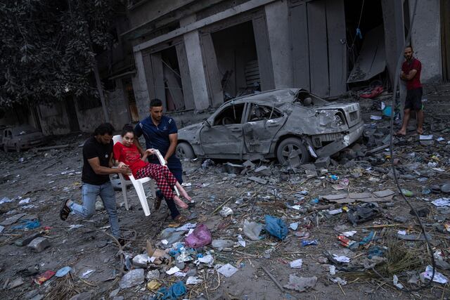Israel arrasa vecindarios enteros en la sitiada Gaza, que enfrenta un apagón inminente