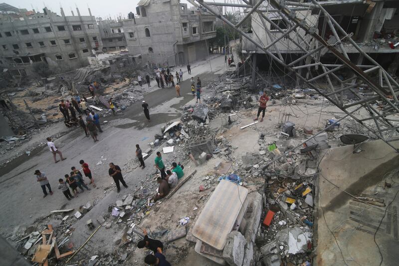 Palestinos buscan sobrevivientes tras un bombardeo israelí sobre la Franja de Gaza, en Rafah, el lunes.