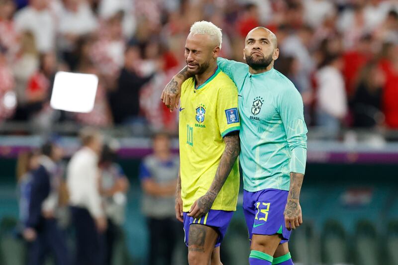 Neymar y Daniel Alves de Brasil reaccionan hoy, tras finalizar un partido de los cuartos de final del Mundial de Fútbol Qatar 2022 entre Croacia y Brasil en el estadio Ciudad de la Educación en Rayán (Catar) EFE/ Esteban Biba