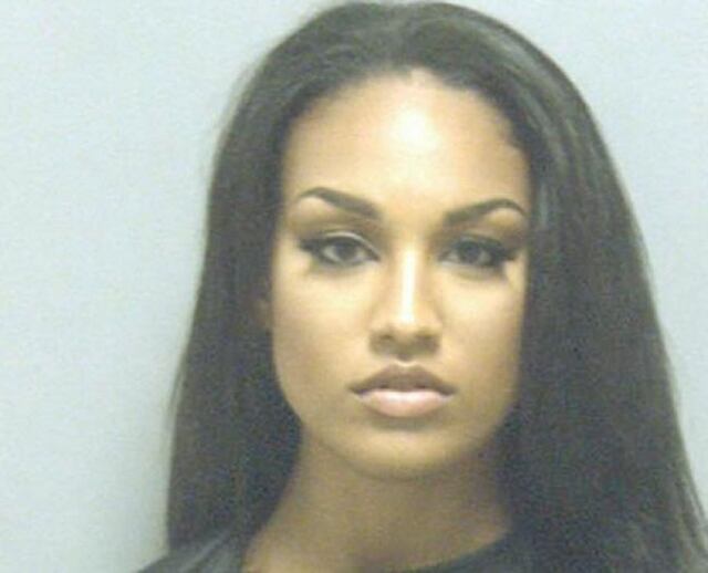 Mujer se hace famosa por ser bella e ir a prisión