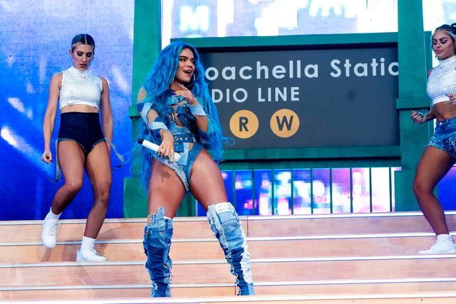 Karol G rinde homenaje a los latinos en Coachella cantando “Gasolina” y “Como la Flor”