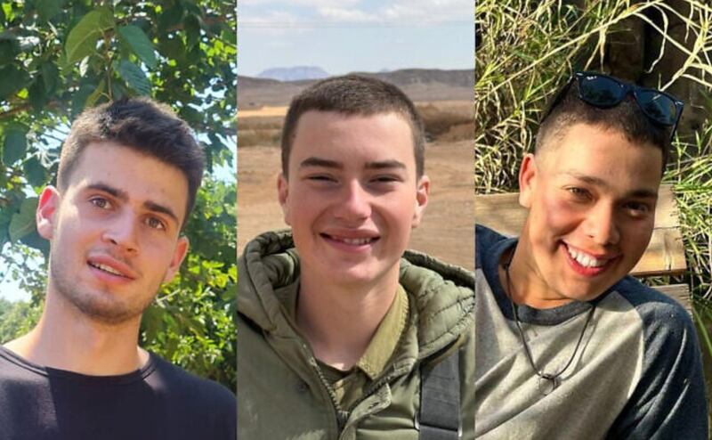 De izquierda a derecha: el sargento de personal Uri Lamed, el sargento Amit Arye Regev y el sargento Gadi Cotal, quienes fueron asesinados en la Franja de Gaza el 8 de septiembre de 2025.