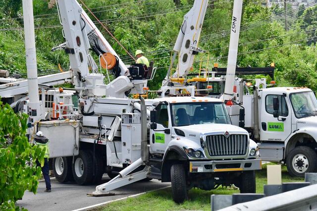 LUMA finaliza instalación de línea de transmisión sobre la PR-22 en Arecibo