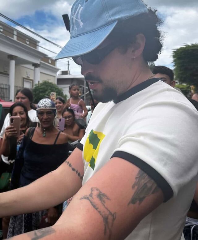 Bad Bunny juega dominó y comparte con fanáticos en Rincón