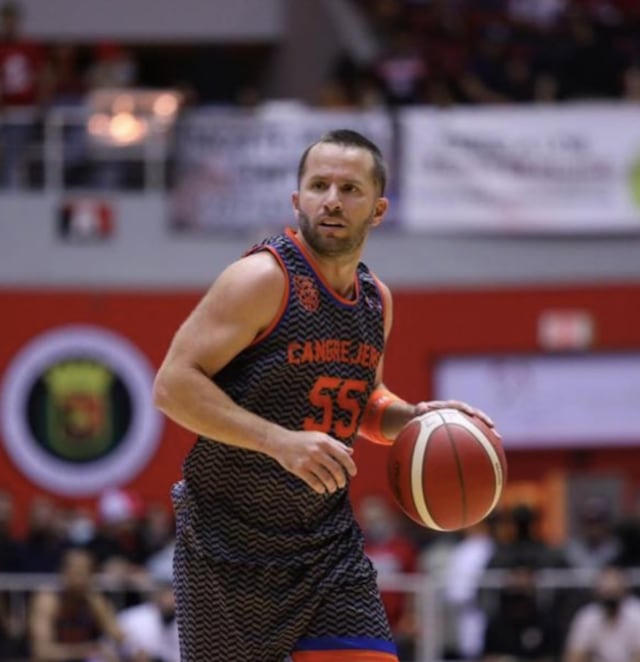 Cangrejeros frenan la racha ganadora de los Leones en dramático final