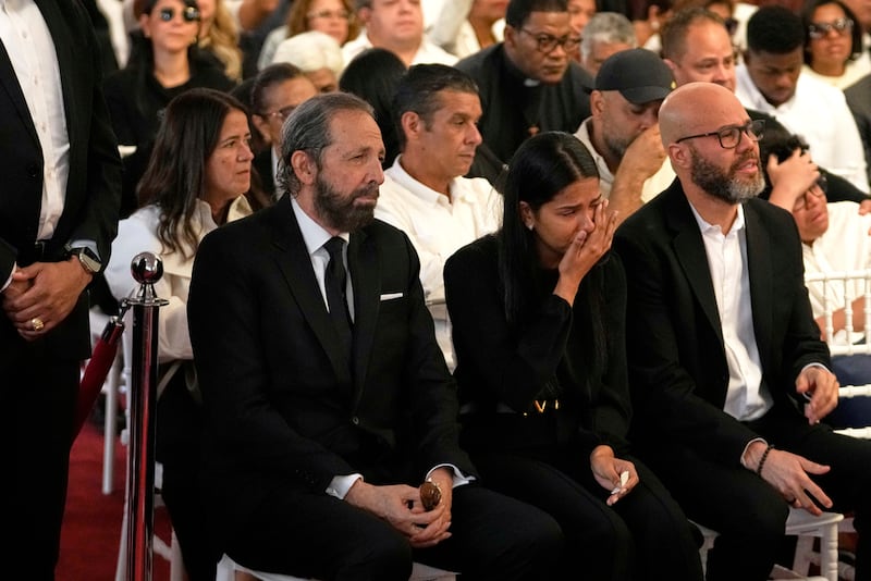El cantante dominicano Juan Luis Guerra (izquierda) asiste al velorio de Rubby Pérez, el cantante de merengue que se presentaba en la discoteca Jet Set cuando se derrumbó el techo, matando a más de 200 personas. (Foto AP/Matias Delacroix)