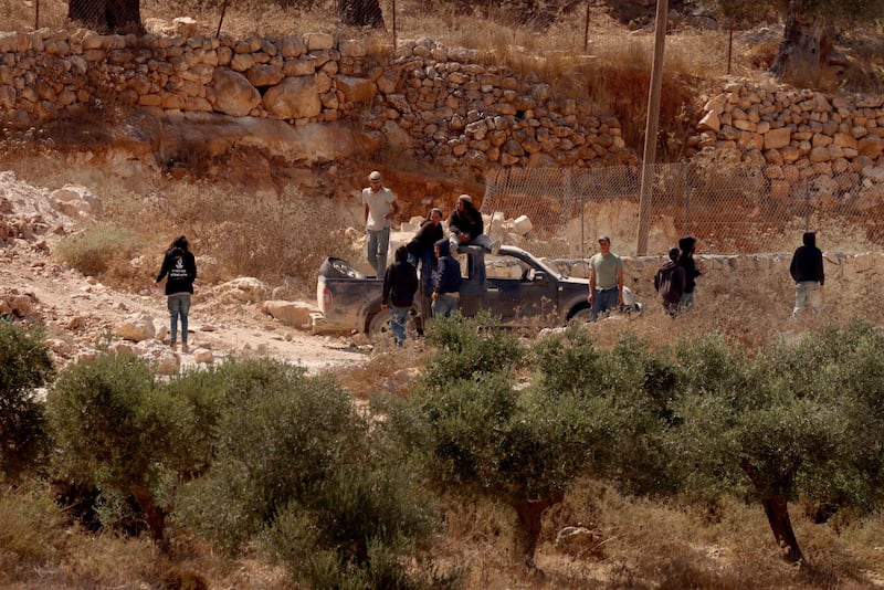 Colonos israelíes asedian una vivienda palestina en la localidad de Qusra, al sur de Nablus, el 12 de agosto de 2026. EFE/EPA/ALAA BADARNEH

