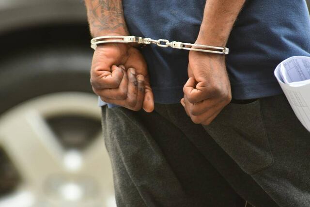 Policía atrapa a hombre con orden de arresto por violencia doméstica intentado salir del país