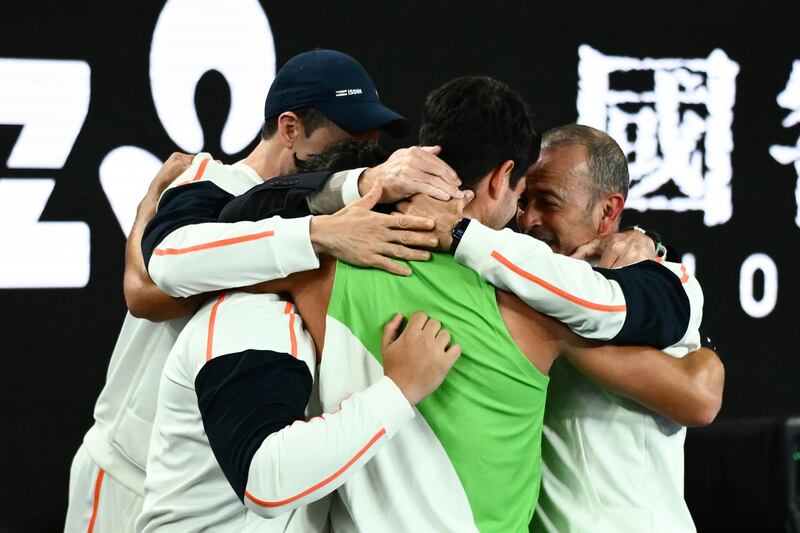 EL tenista español Carlos Alcaraz celebra un punto durante la final del torneo de individuales masculino contra el serbio Novak Djokovic en el Abierto de Australia en Melbourne.