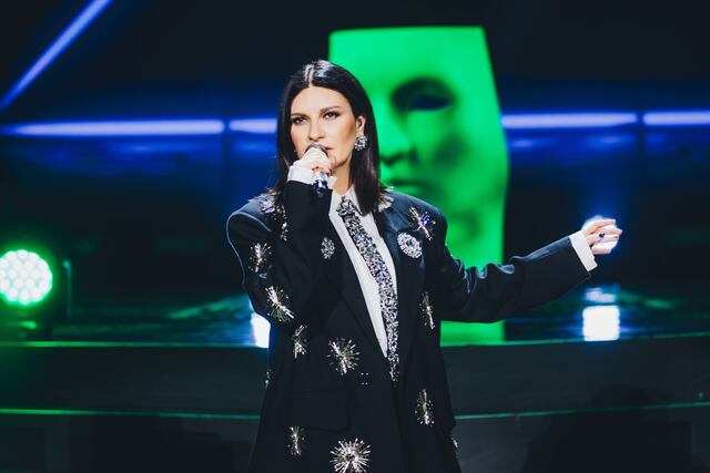 VIDEO: Laura Pausini sufre aparatosa caída durante concierto en Milán