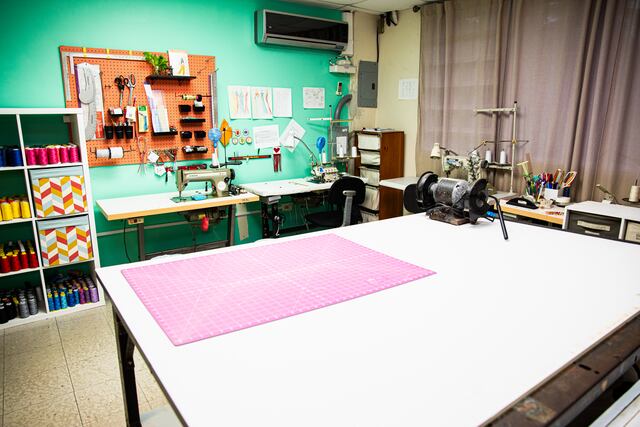 Diseñadora Tommie Hernández inaugura primer espacio colaborativo de costura en Puerto Rico