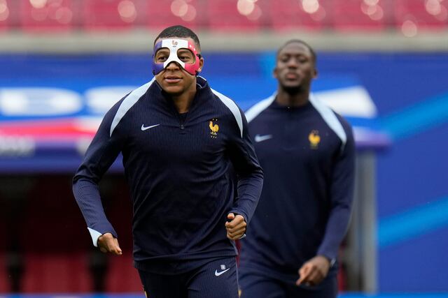 Mbappé entrena con sus compañeros con una máscara antes del duelo de Francia y Holanda