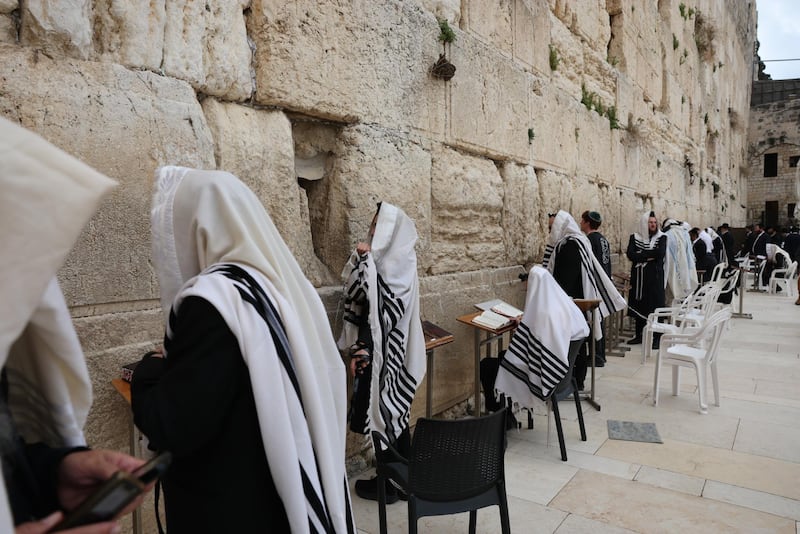 Personas rezan en el Muro de las Lamentaciones en la Ciudad Vieja de Jerusalén el jueves.