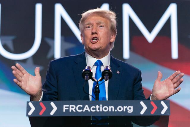 Trump se reunirá con trabajadoresen huelga en vez de ir al debate republicano