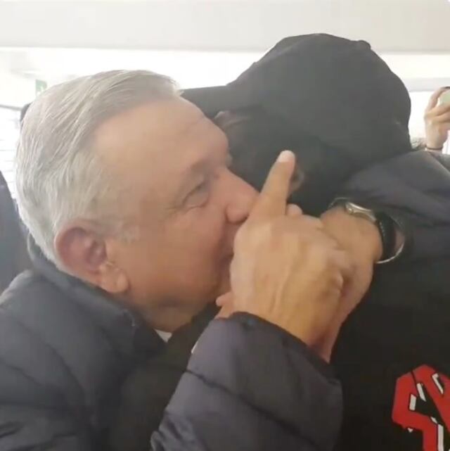 'Te quiero mucho', confiesa presidente de México a Cepillín y le da un abrazo