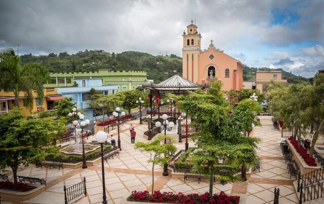 Una parada en la Plaza Monseñor Miguel Mendoza, Barranquitas