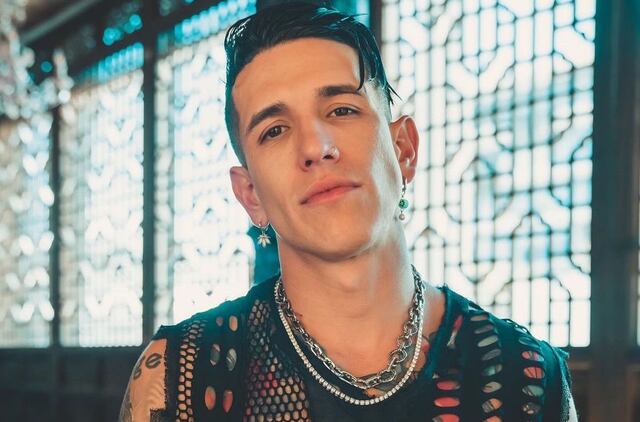 Lenny Tavárez le pide a la gente que se incriban a votar con sopresivo look en Premios Juventud