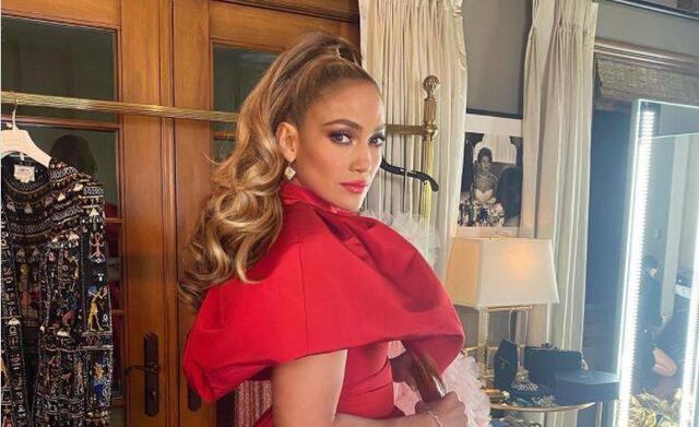 Jennifer Lopez muestra su celulitis al natural en elegante traje de baño negro