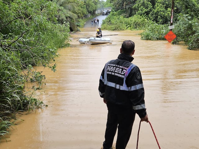VIDEOS: Fuertes lluvias provocan inundaciones y tapones